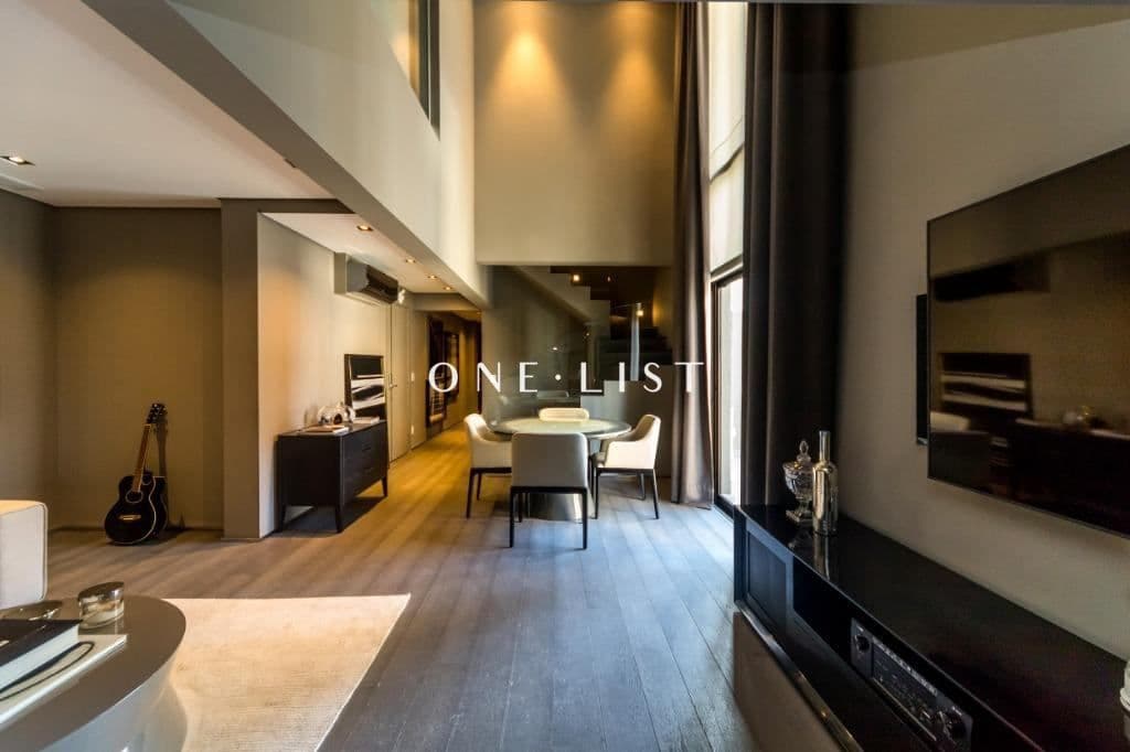 Espaço curado One List — luz e silêncio
